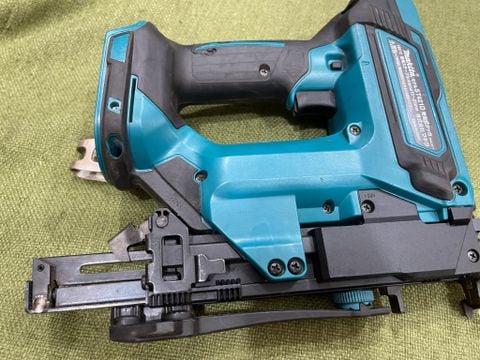 Bắn đinh makita UST421D