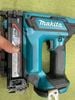 Bắn đinh makita UST421D