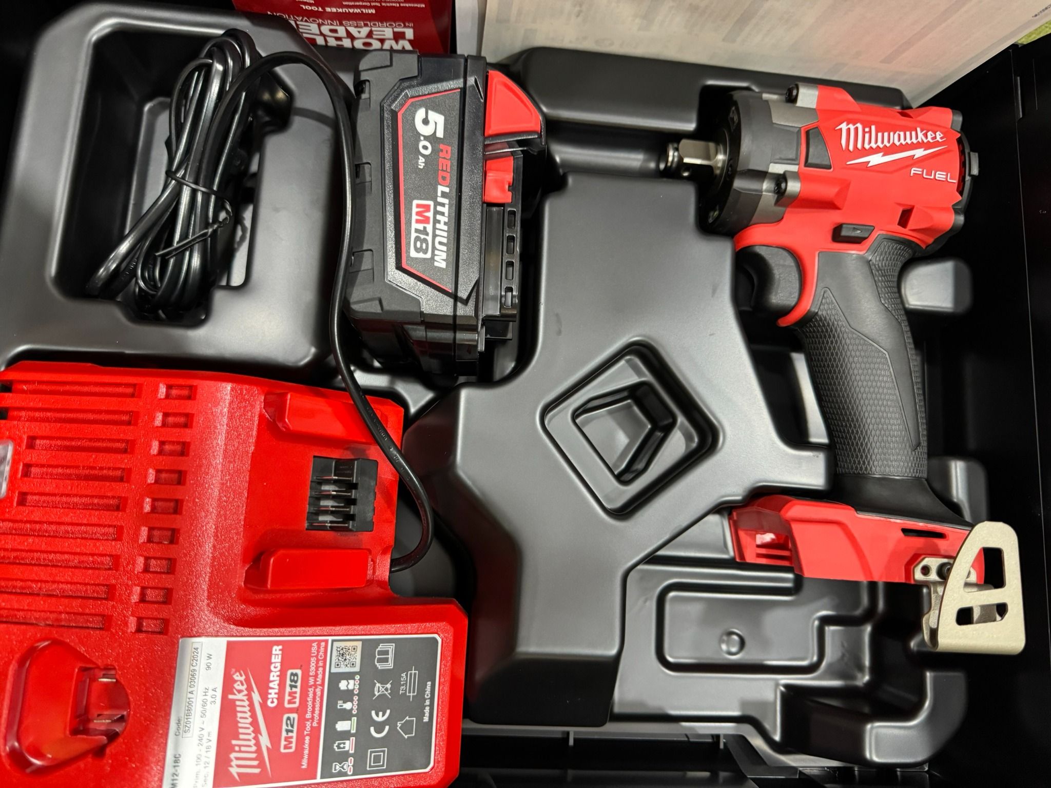 Máy bulong MILWAUKEE M18 FIW212