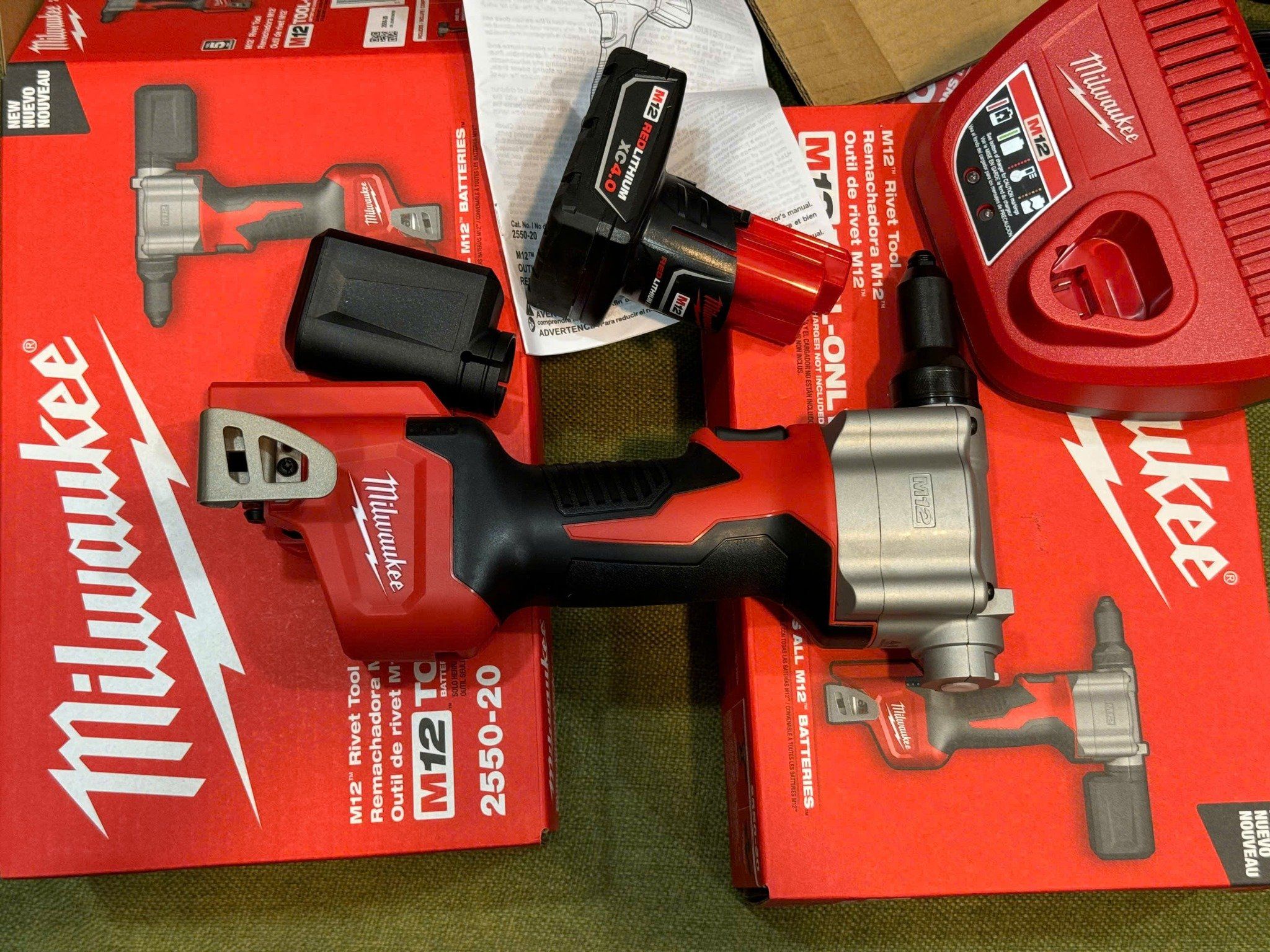 Máy rút rive Milwaukee 2550 M12