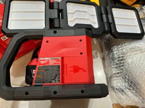 Đèn chiếu sáng khu vực Milwaukee  m18 2368