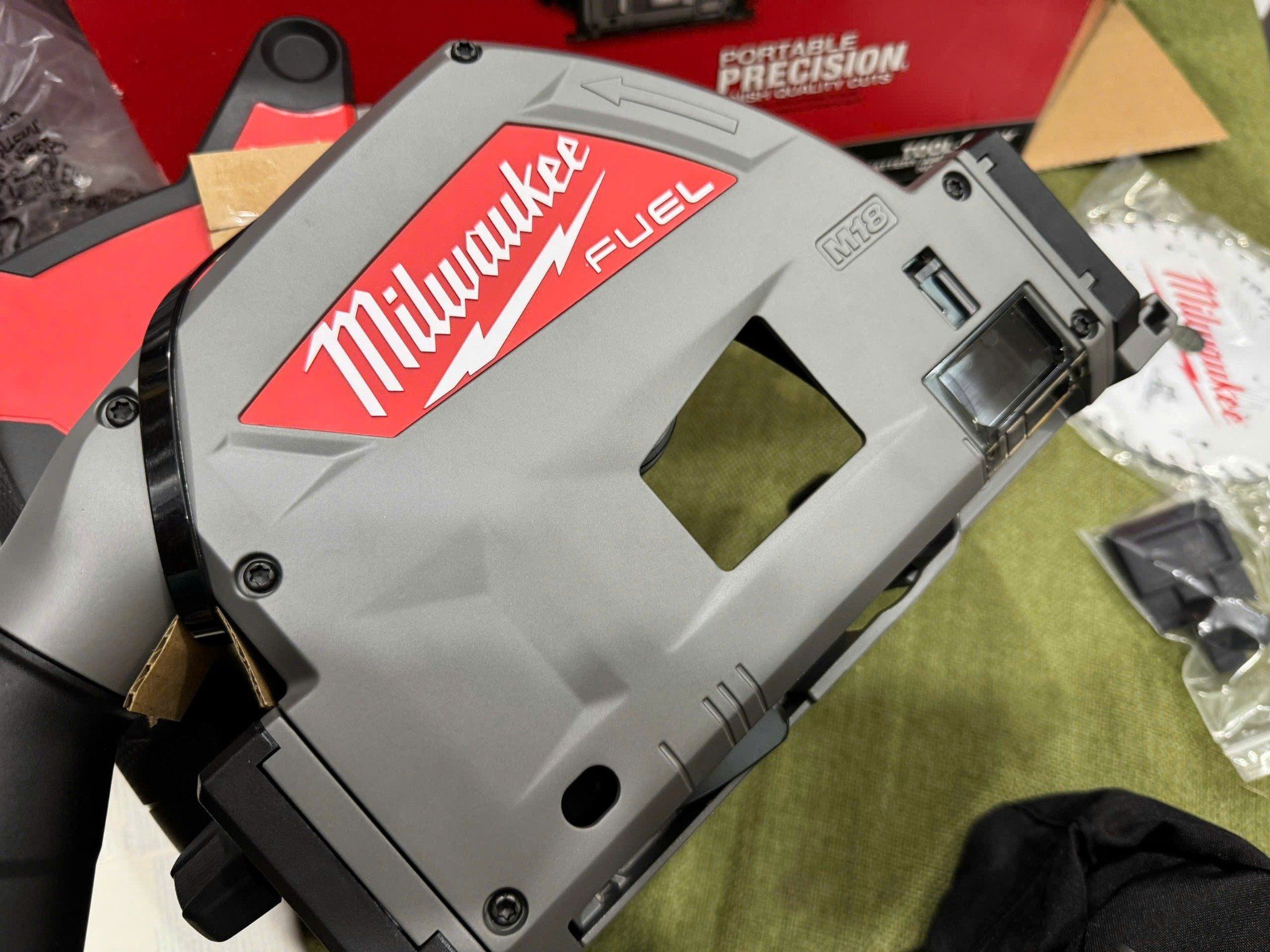 Mắy cắt Milwaukee 2831-20 new M18 track saw điều tốc new