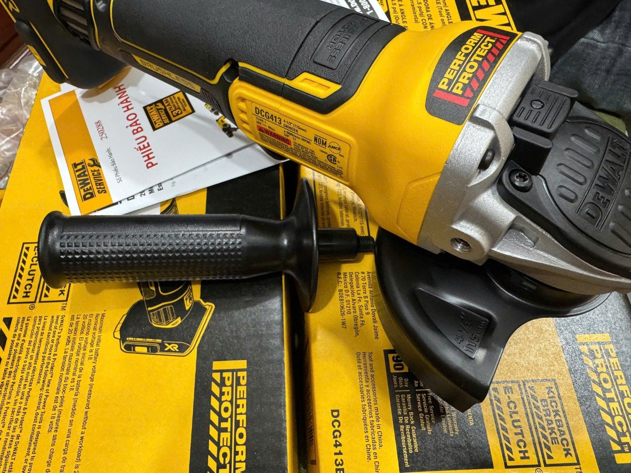 Máy mài pin Dewalt DCG413