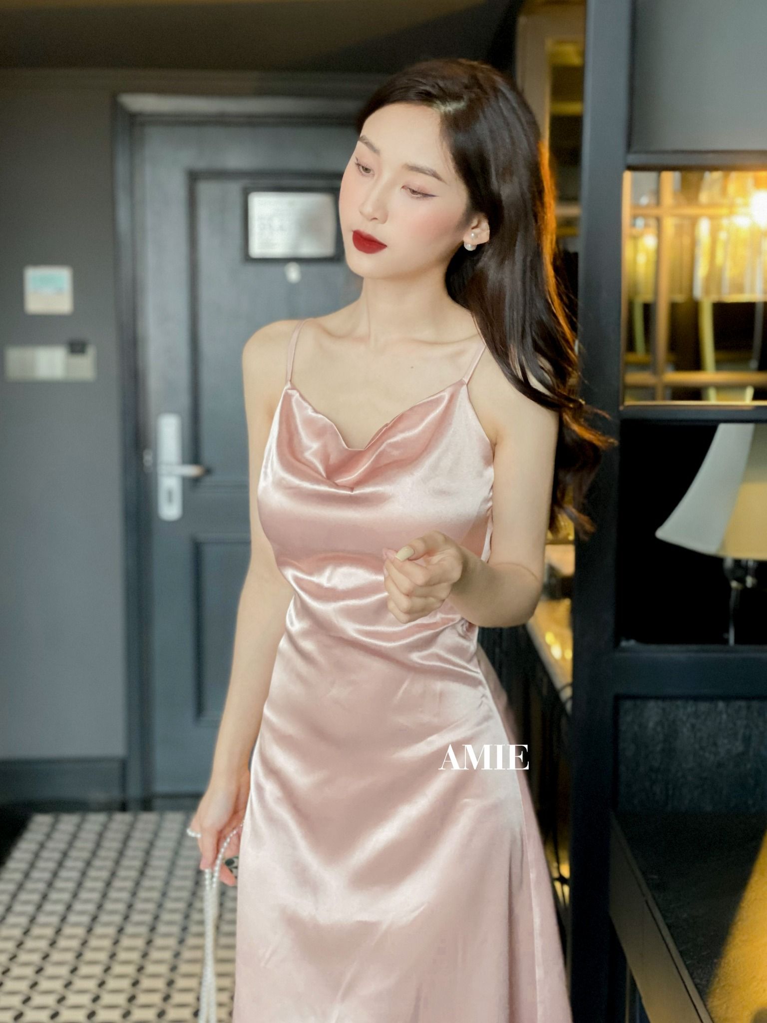 Gợi ý 13 Mẫu đầm lụa satin giúp nàng quyến rũ như nàng thơ