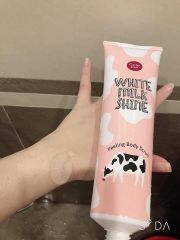 Tẩy Tế Bào Chết Toàn Thân Cathy Doll White Milk Shine Peeling Body Scrub 320ml