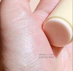 Son Dưỡng Môi Keo Ong CNP Propolis Derma Moisture Lip Balm 4g