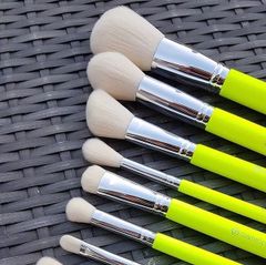 Bộ Cọ Trang Điểm BH Cosmetics Color Festival Brush Set With Angled Brush Holder 12 Cây - cọ ống xanh chuối