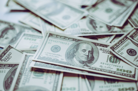  기업은 어떤 경우에 근로자에게 임금을 인상해야 하는가? 