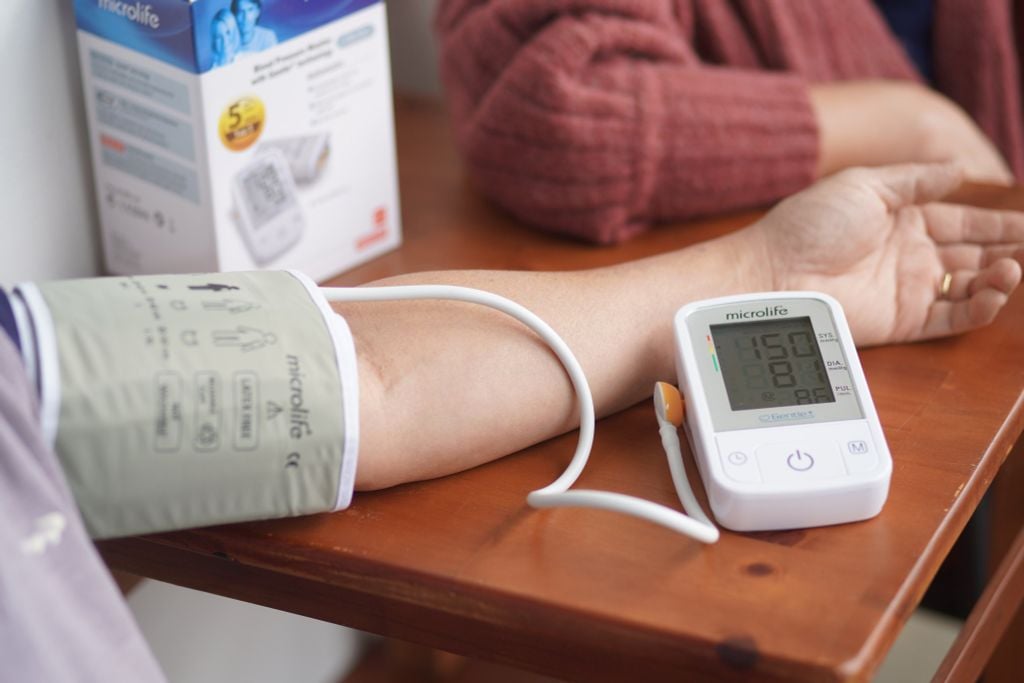 Máy Đo Huyết Áp Bắp Tay Microlife  A2 Basic