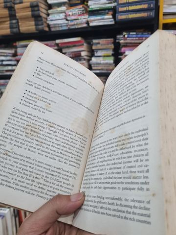  STATUS SYNDROME : HOW YOUR SOCIAL STANDING DIRECTLY AFFECTS YOUR HEALTH - Michael Marmot 