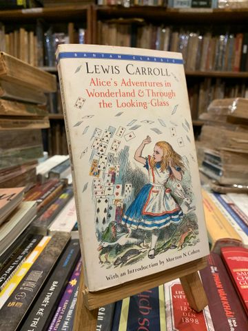  Alice's Adventure in Wonderland - Lewis Carroll 