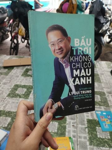 Bầu trời không chỉ có màu xanh - Lý Quí Trung