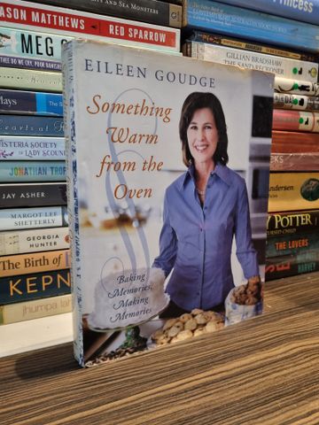  SOMETHING WARM FROM THE OVEN : Baking Memories, Making Memories - Eileen Goudge 