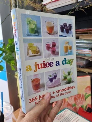  A JUICE A DAY : 365 Juices + Smoothies For Every Day of The Year 