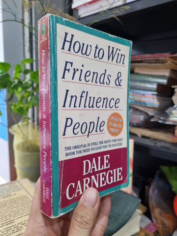  HOW TO WIN FRIENDS & INFLUENCE PEOPLE : THE ONLY BOOK YOU NEED TO LEAD YOU TO SUCCESS - Dale Carnegie 