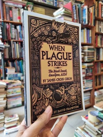 When Plague Strikes: The Black Death, Smallpox, AIDS - James Cross Giblin