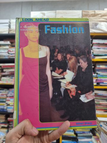  LOOK AHEAD : A GUIDE TO WORKING IN FASHION - Gillian Sharp 