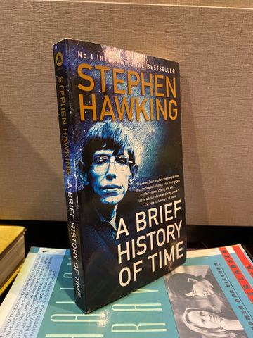  A BRIEF HISTORY OF TIME : From The Big Bang To Black Holes - Stephen Hawking 