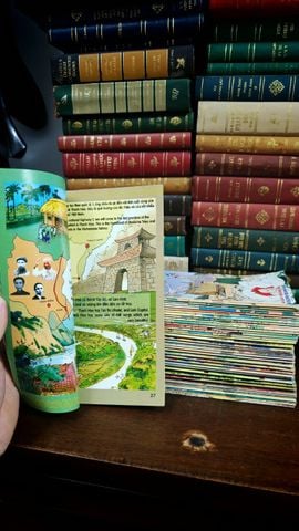  TRUYỆN TRANH MUÔN THUỞ NƯỚC NON NÀY ( SONG NGỮ VIỆT - ANH ) 