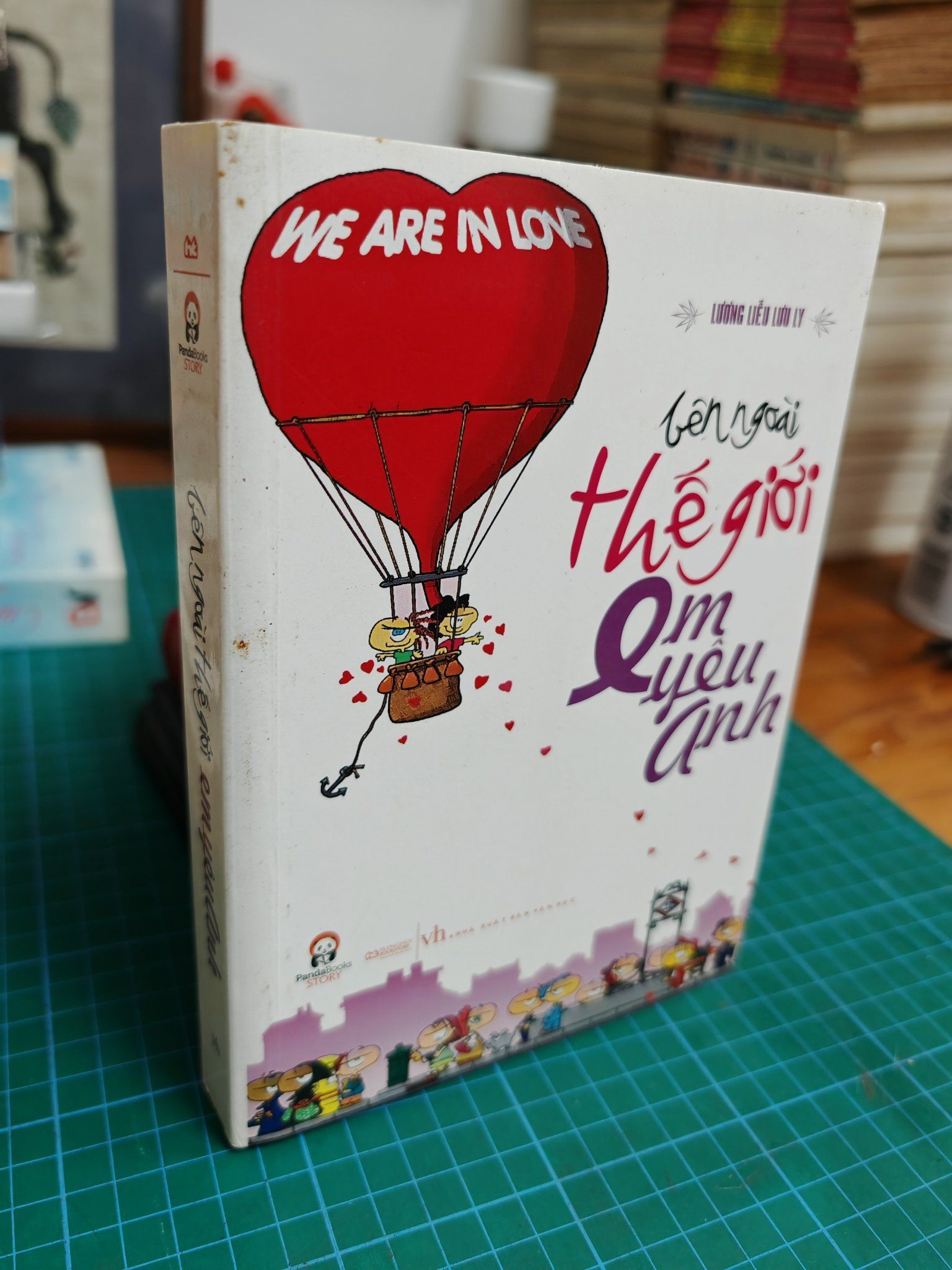  Bên ngoài thế giới em yêu anh 