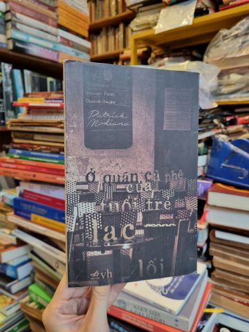  Ở quán cà phê của tuổi trẻ lạc lối - Patrick Modiano 