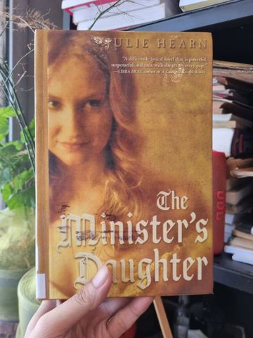  THE MINISTER'S DAUGHTER - Julie Hearn 