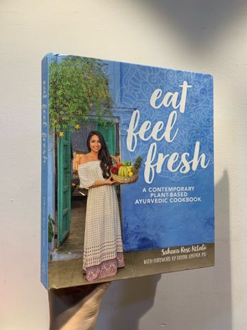  Eat Feel Fresh: A Contemporary Plant-Based Ayurvedic Cookbook - Sahara Rose Ketabi 
