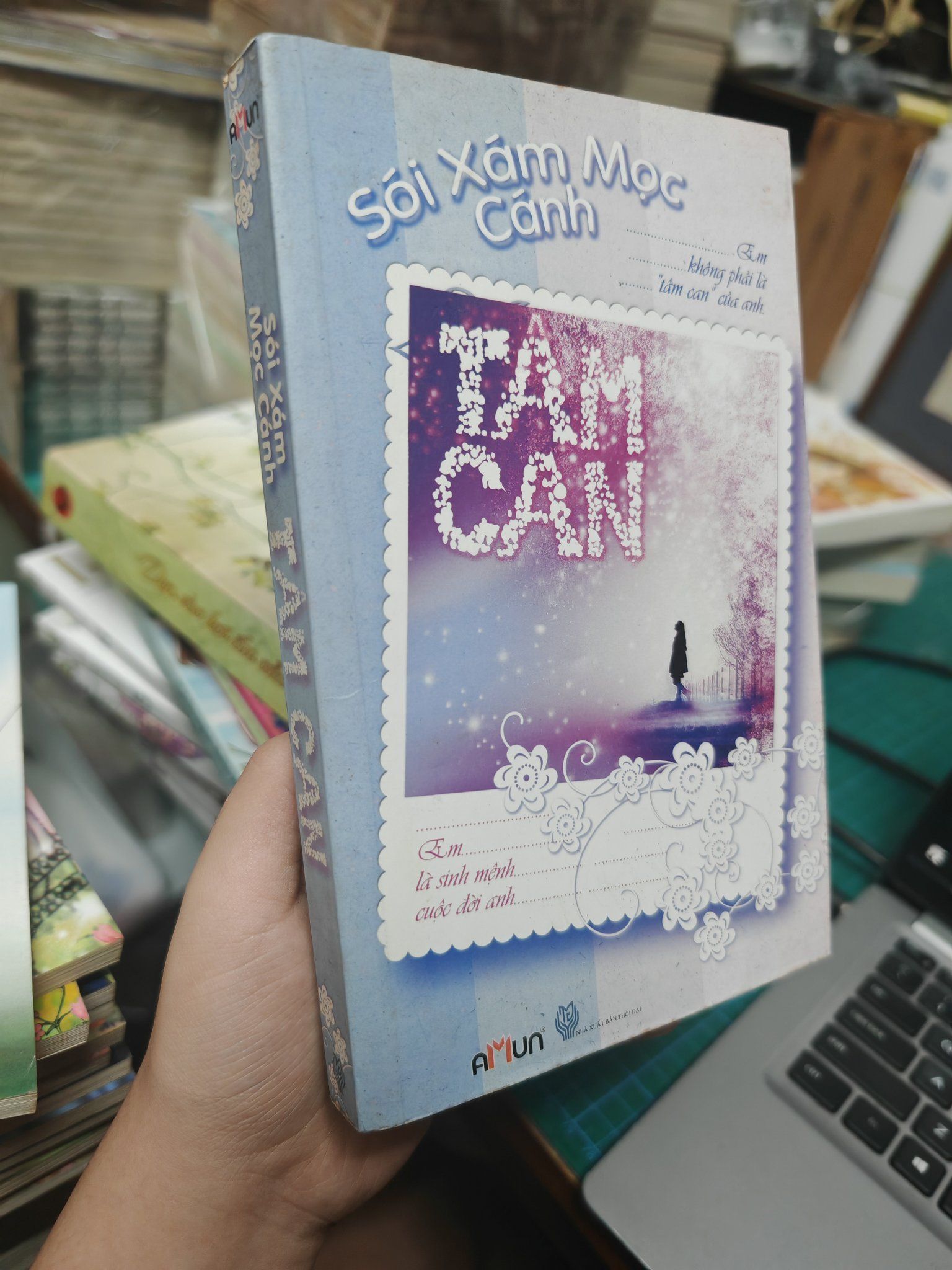  Sói xám mọc cánh 