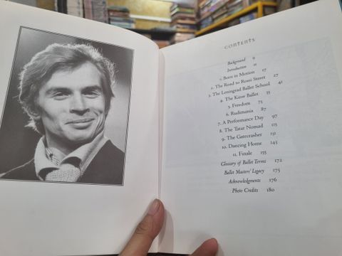  THE DANCER WHO FLEW : A MEMOIR OF RUDOLF NUREYEV - Linda Maybarduk 