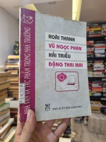  Nhà Văn Và Tác Phẩm Trong Nhà Trường : Hoài Thanh, Vũ Ngọc Phan, Hải Triều, Đặng Thai Mai 