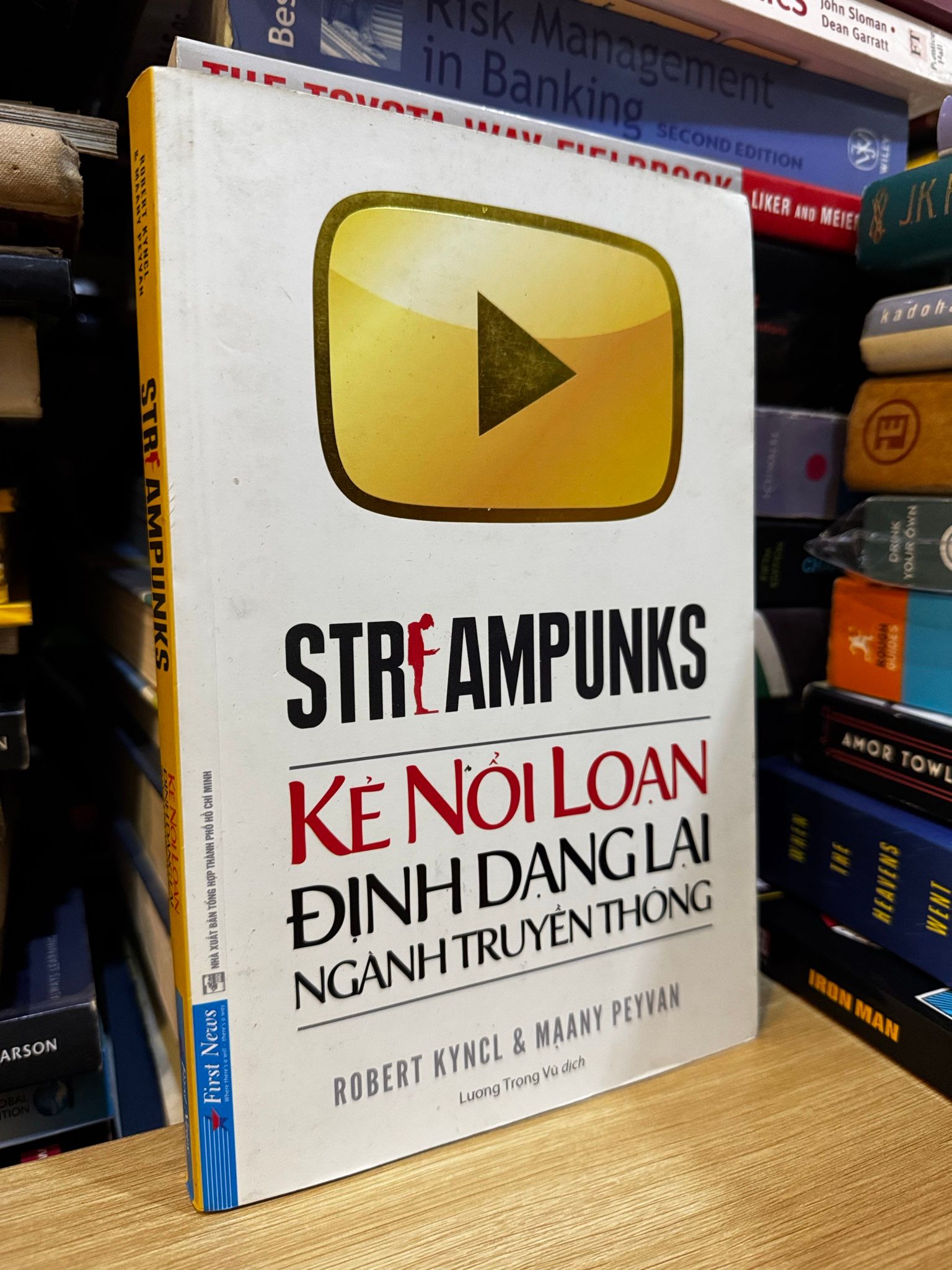  Kẻ nổi loạn định dạng lại ngành truyền thông - Robert Kyncl & Manny Peyvan 