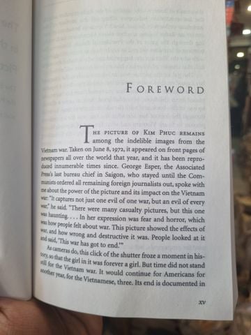  The Girl In The Picture : The Story of Kim Phuc, the Photograph, and the Vietnam War - Denise Chong 
