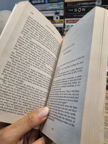  OLIVER TWIST - Charles Dickens (Signet Classics, 2005) 