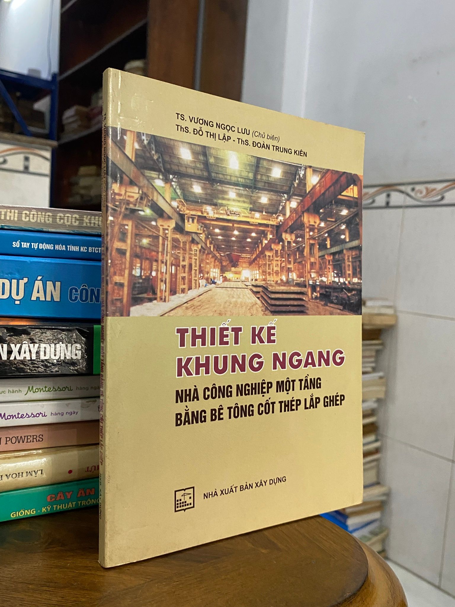  Thiết kế khung ngang : nhà công nghiệp một tầng bằng bê tông cốt thép lắp ghép - TS. Vương Ngọc Lưu 