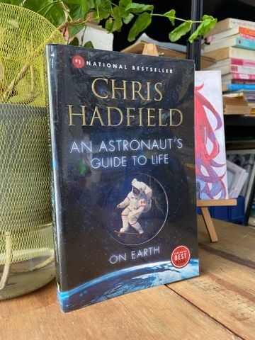 AN ASTRONAUT'S GUIDE TO LIFE ON EARTH - CHRIS HANDFIELD 