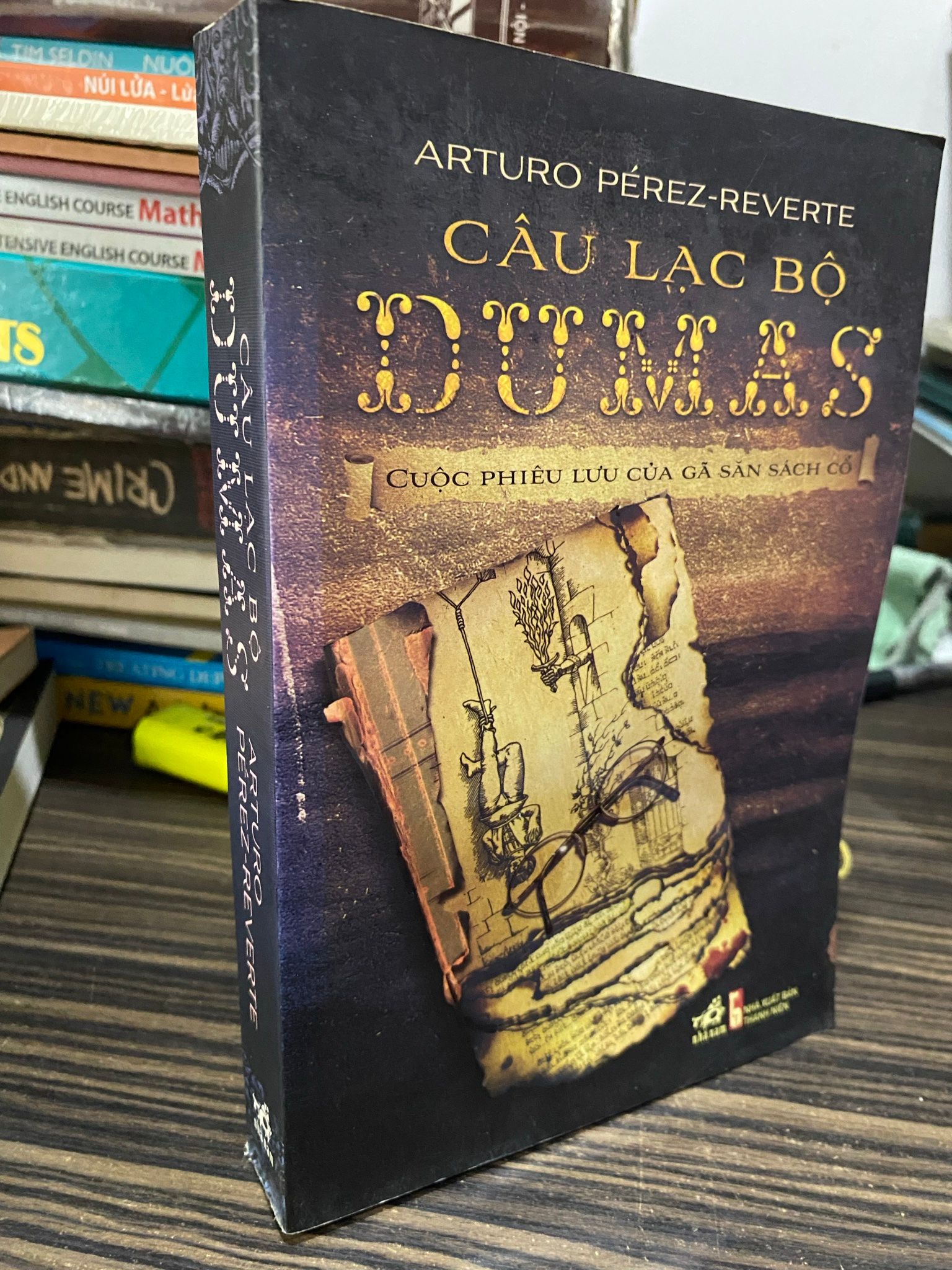  Câu lạc bộ Dumas - Arturo Pérez-Reverte ( người dịch Phạm Hồng Chi ) 