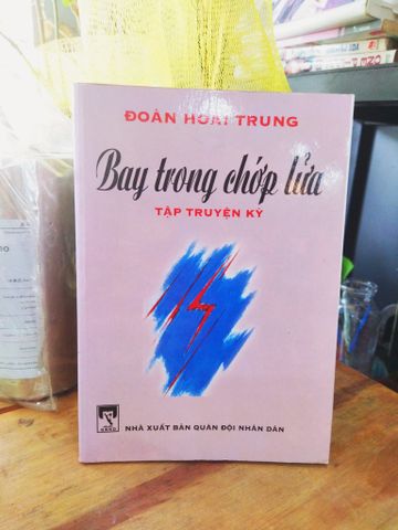  Bay trong chớp lửa - Đoàn Hoài Trung 
