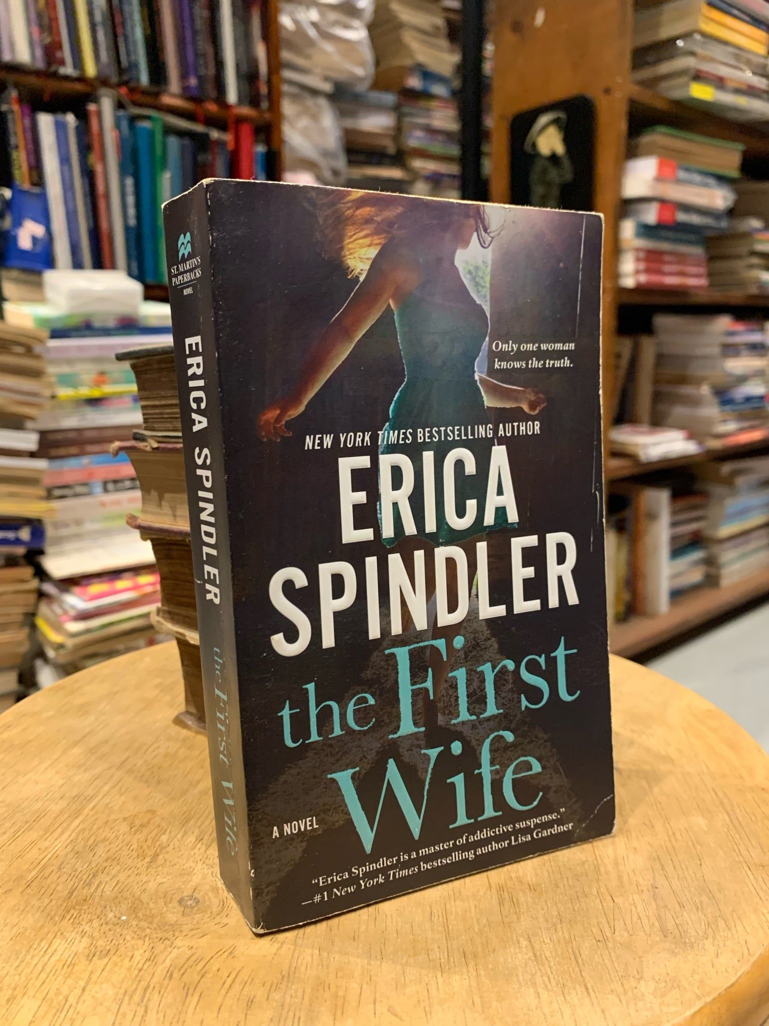 THE FIRST WIFE - Erica Spindler – Momo Bookstore