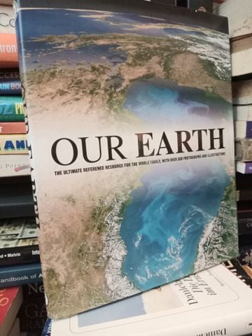 Our Earth: The Ultimate Reference Resource for the Whole Family, with Over 500 Photographs and Illustrations