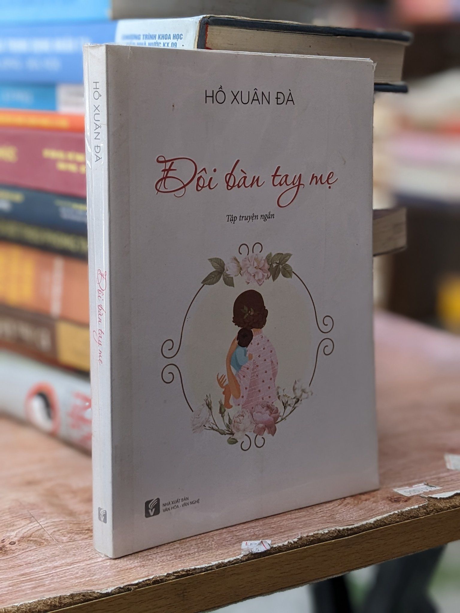  Đôi bàn tay mẹ - Hồ Xuân Đà 