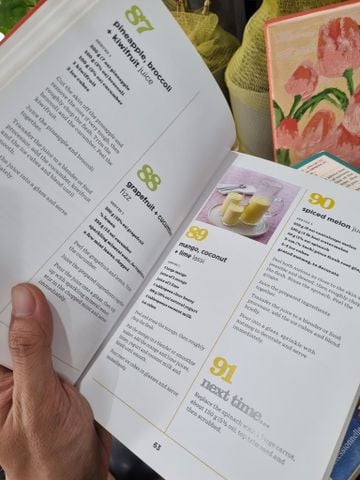  A JUICE A DAY : 365 Juices + Smoothies For Every Day of The Year 