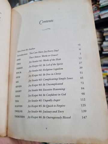  SEVEN THINGS THAT STEAL YOUR JOY : OVERCOMING THE OBSTACLE TO YOUR HAPPINESS - Joyce Meyer 