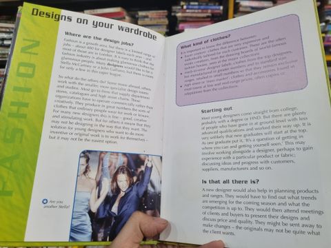  LOOK AHEAD : A GUIDE TO WORKING IN FASHION - Gillian Sharp 