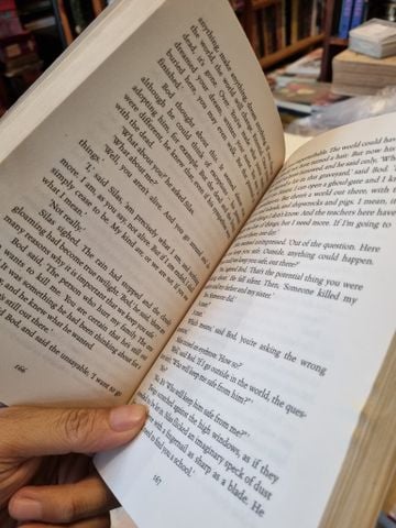  THE GRAVEYARD BOOK - Neil Gaiman 