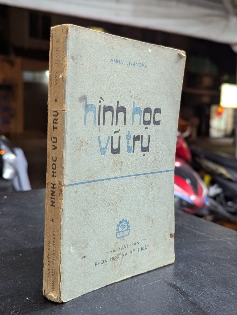  Hình học vũ trụ - Anna Livanova ( người dịch Lê Ngọc ) 