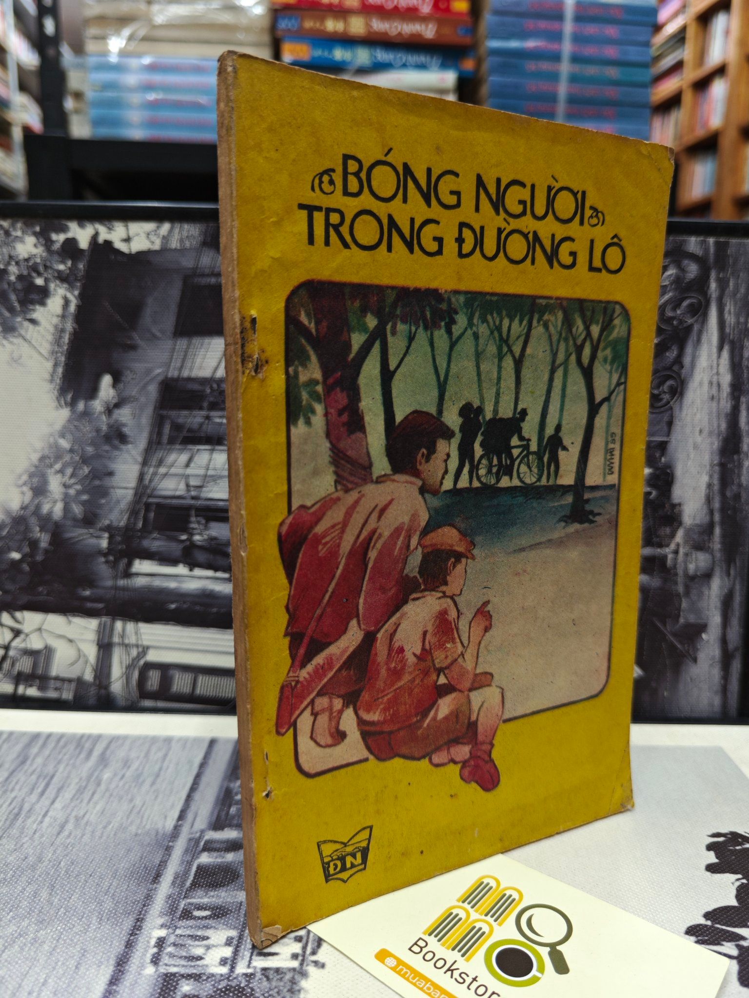  BÓNG NGƯỜI TRONG ĐƯỜNG LÔ - LÊ CHÂU 