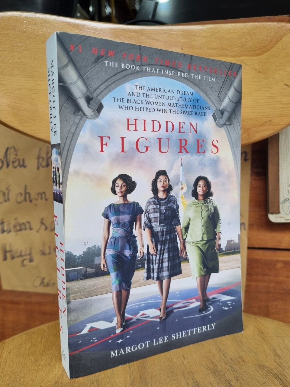 HIDDEN FIGURES: THE AMERICAN DREAM AND THE UNTOLD STORY OF THE BLACK WOMEN MATHEMATICIANS WHO HELPED WIN THE SPACE RACE - MARGOT LEE SHETTERLY 