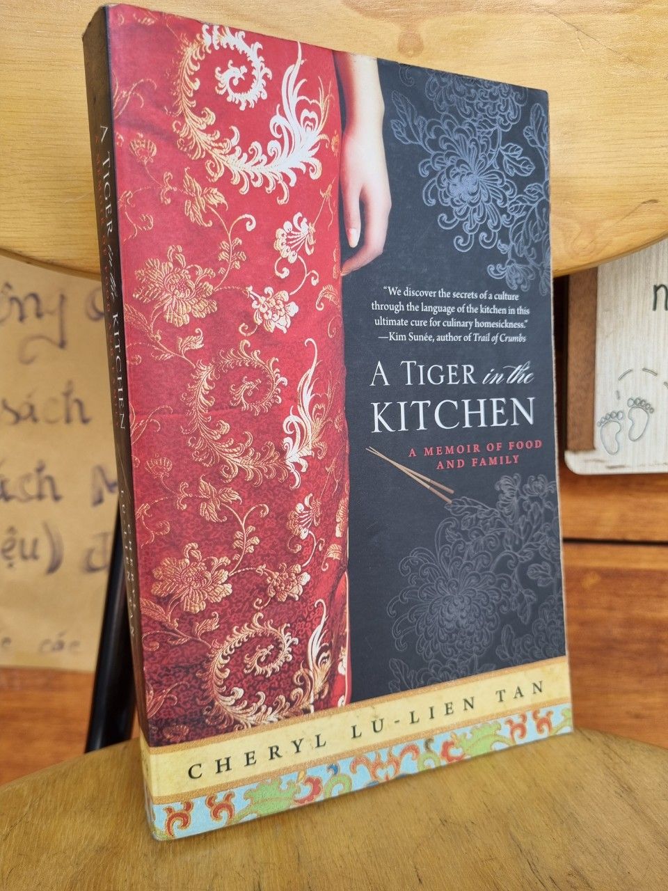  A TIGER IN THE KITCHEN : MEMOIR OF FOOD AND FAMILY - CHERYL LU-LIEN TAN 
