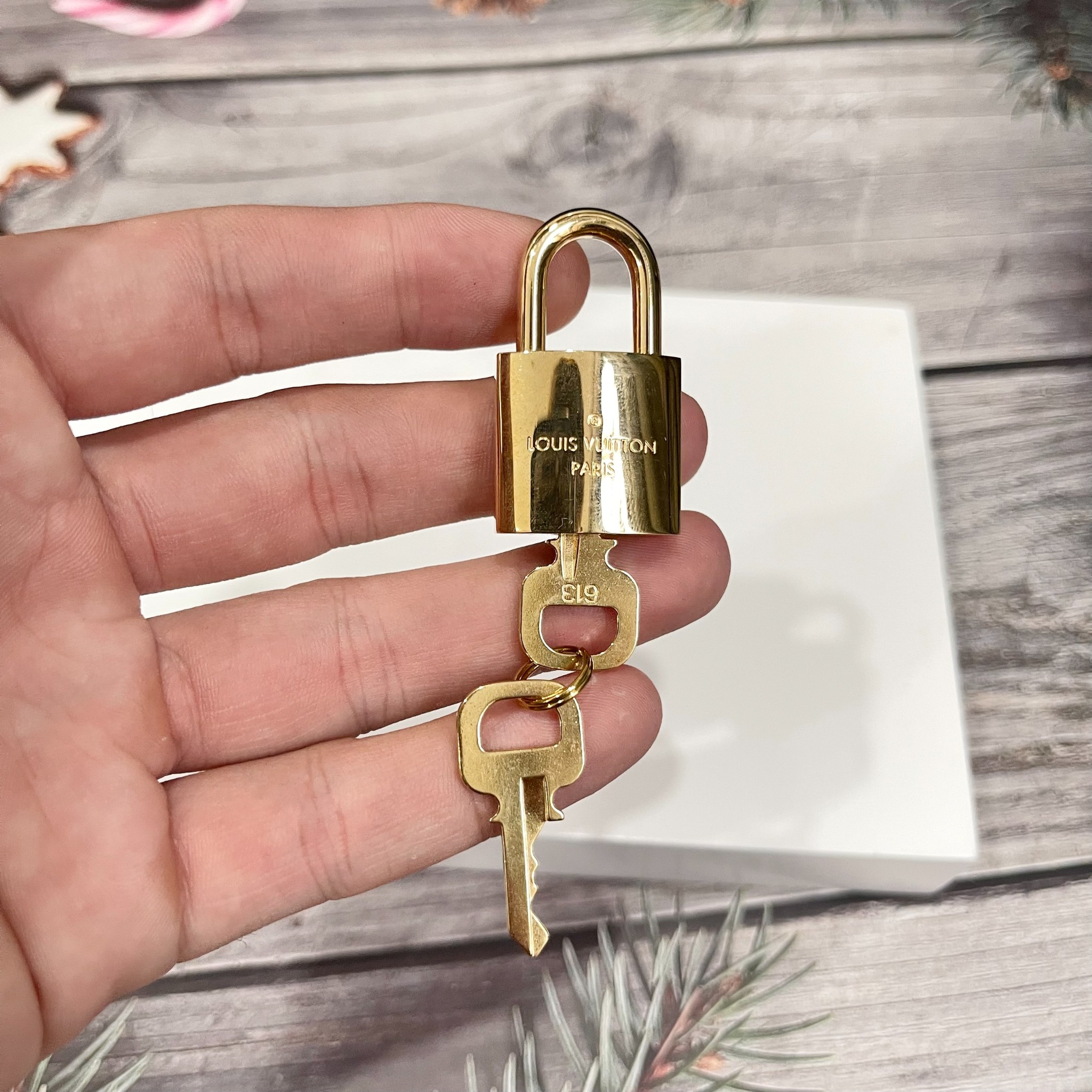 Móc khoá LV nam nữ hoạ tiết Monogram vàng cam đẹp cao cấp 900k Vàng lien fashion #46 Móc khoá LV nam nữ hoạ tiết Monogram vàng cam đẹp cao cấp 900k Vàng lien fashion