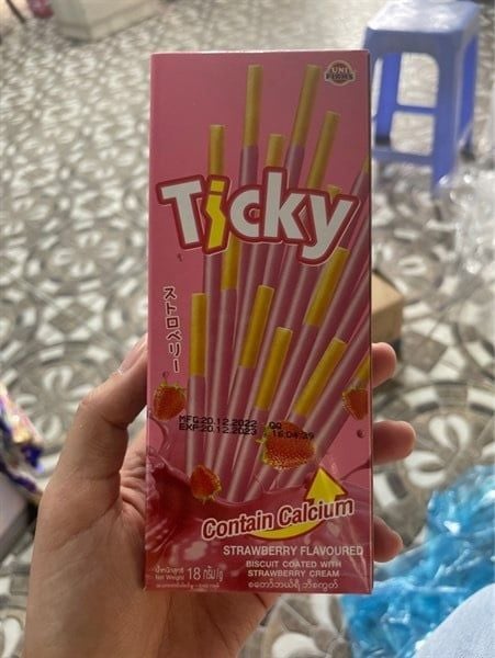 Ticky bánh que dâu 20g biscuit coated with strawberry cream